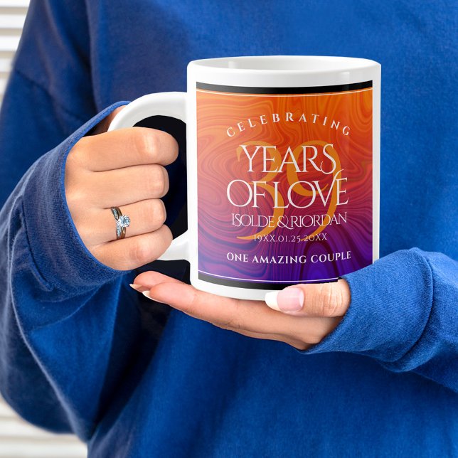 Taza De Café Gigante Elegante celebración del Aniversario del Boda Agat (39th wedding anniversary jumbo mug held by woman sporting a wedding ring and blue sweatshirt.)