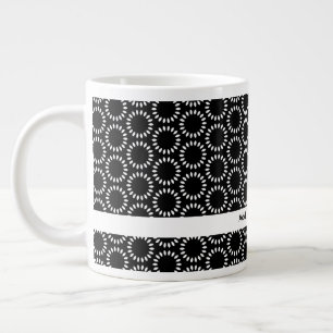 Taza De Café Gigante Elegante patrón de mandala de pétalos en blanco y