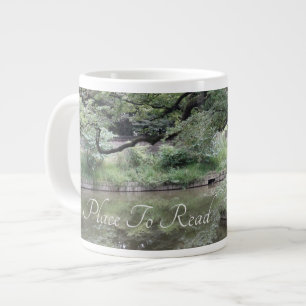 Taza De Café Gigante En el jardín es un lugar para leer en un