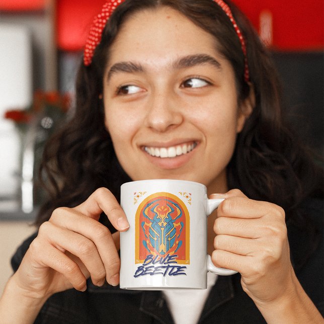 Taza De Café Gigante Escarabajo Azul Scarab Talavera Gráfico (Person holding mug)