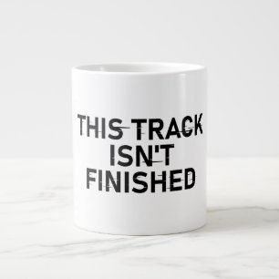 Taza De Café Gigante Esta pista no ha finalizado - Diseño de texto bril