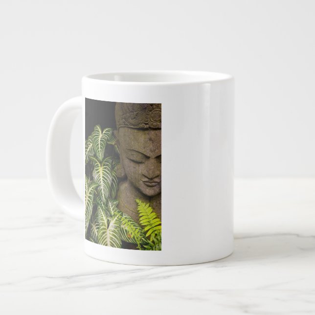 Taza De Café Gigante Estatua en un jardín: Chiang Mai, Tailandia (Izquierda)