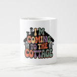 Taza De Café Gigante Estoy llegando a la cabaña<br><div class="desc">Tema de cabaña vibrante con fuente negrita y burbujeante; paleta pastel de coral,  menta,  lila y azul teal transmite vibraciones acogedoras y humorísticas de fin de semana en un estilo retro.</div>