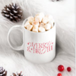 Taza De Café Gigante Estrella roja brillante y amarga<br><div class="desc">Navidades festivos música temática de vacaciones con un simple pero clásico texto de tipografía que dice "Merry & Bright" con estrellas.</div>