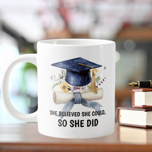 Taza de café gigante floral de graduación con cita