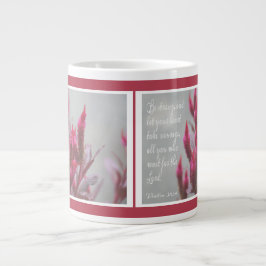 Taza De Café Gigante Floral rosa, con verso del salmo 31:24