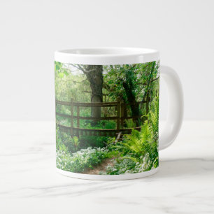 Taza De Café Gigante Flores Flores silvestres blancas en el bosque