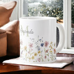 Taza De Café Gigante Flores silvestres de color de agua Boho de estilo<br><div class="desc">Beba tu café matutino o té de esta taza con su diseño femenino de flores silvestres boho y personalizado con tu monograma inicial y nombre. Está bordeado por una hilera de flores silvestres acuáticas en tonos pastel suaves de color rosa, azul peringuil, blanco roto y amarillo, con tallos delicados y...</div>