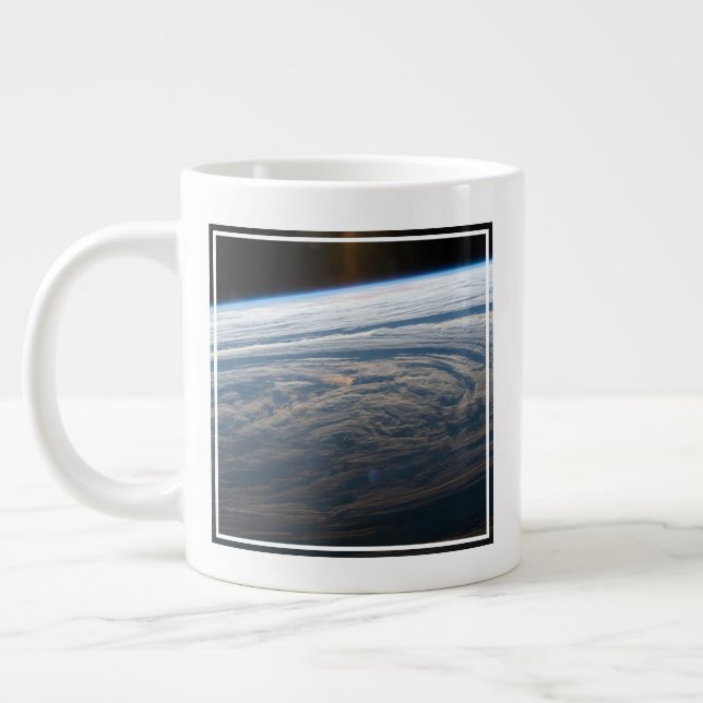 Taza De Café Gigante Formaciones Nubladas En El Océano Índico Meridiona (Izquierda)