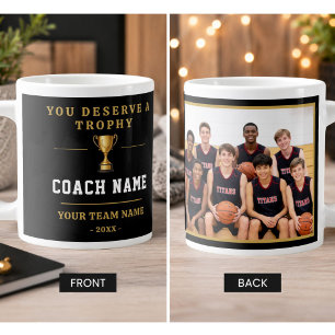 Taza De Café Gigante Foto de equipo de entrenador con trofeo merecido