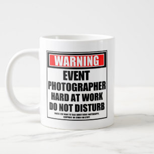 Taza De Café Gigante Fotógrafo de eventos de advertencia trabajando dur