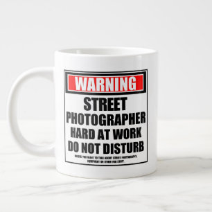 Taza De Café Gigante Fotógrafo De La Calle De Aviso Trabajando Duro