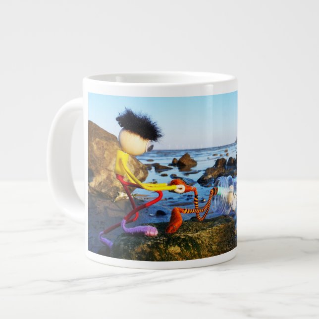 Taza De Café Gigante Fubby met flessenpost aan de kust. (Izquierda)