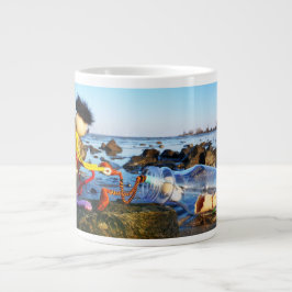 Taza De Café Gigante Fubby met flessenpost aan de kust.