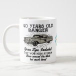 Taza De Café Gigante Funny 40th Birthday Retro Car Banger Añadir Fecha<br><div class="desc">Gracioso estilo retro imprimir la taza de cumpleaños. Se incluye un neumático de repuesto para los banqueros de 40 años, el trabajo corporal necesita atención, ha estado alrededor de la manzana pero es muy querido. Qué gran taza para esa ocasión de cumpleaños. Una gran idea de regalo para un fanático...</div>