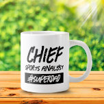 Taza De Café Gigante Funny Chief Sports Analyst Hashtag Super Dad<br><div class="desc">Esta es una excelente manera de reconocer a la persona que puede darte el juego por juego y las estadísticas de cada juego deportivo, con esta divertida taza de café jumbo de novedad, que presenta el título de trabajo "Chief Sports Analyst" en un tipo de letra tipo "all-caps, grunge/felt-marker. ¡Genial...</div>