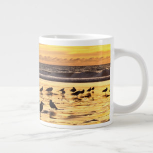 Taza De Café Gigante Gaviotas en la playa al atardecer