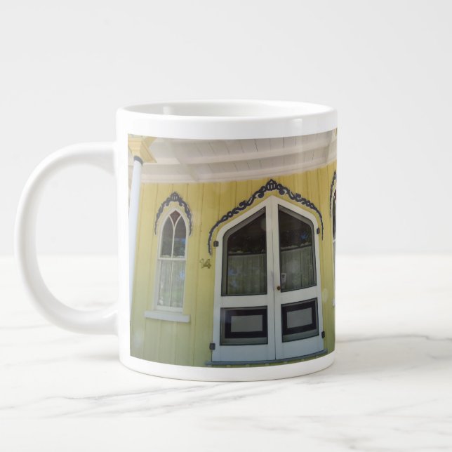 Taza De Café Gigante Gingerbread de llama amarillo - Viñedo de Martha (Izquierda)