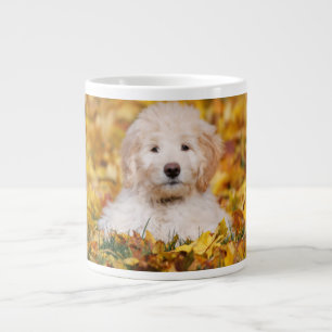 Taza De Café Gigante Goldendoodle Cachorro En Hojas Caídas