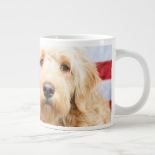 Taza De Café Gigante Goldendoodle con bandera estadounidense