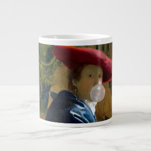 Taza De Café Gigante Goma de burbuja Diva en un gorra rojo soplando un