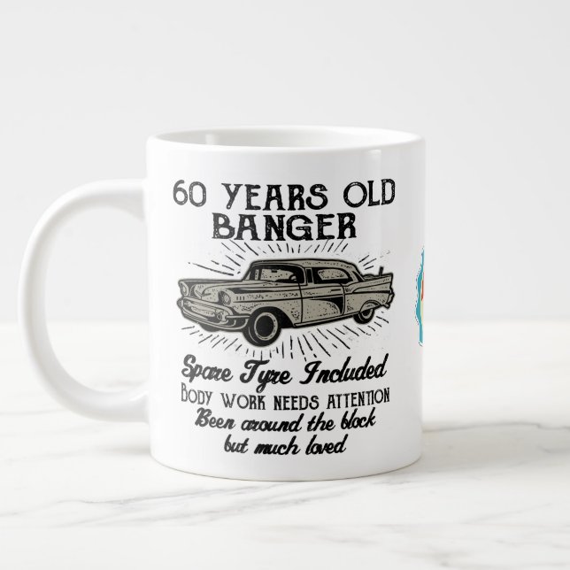 Taza De Café Gigante Gracioso 60 cumpleaños Retro Car Banger Agregar fe (Izquierda)