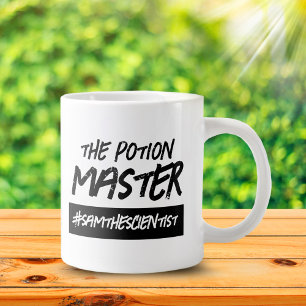 Taza De Café Gigante Gracioso El Nombre De La Etiqueta Maestro De Poció