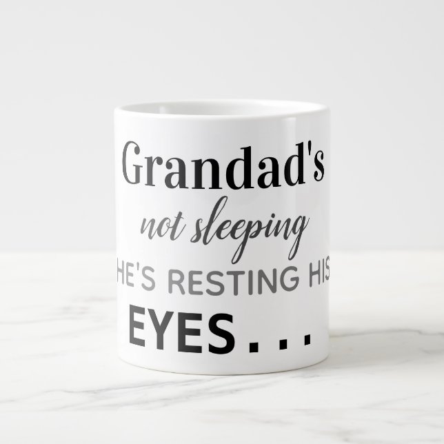 Taza De Café Gigante Grandad que no duerme… (Frente)