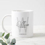 Taza De Café Gigante Groomsmen personalizado de escritura moderna<br><div class="desc">Moderno Minimalista Personalizado Monograma y Regalos de nombres Este diseño presenta un nombre personalizado en estilo de letra de escritura a mano gris moderno y monocagrama en gris claro moderno sans serif estilo de fuente como fondo, con detalles bodas en gris moderno sans serif estilo de fuente, sobre fondo blanco....</div>