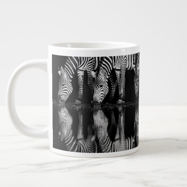 Taza De Café Gigante Group of Plains Zebra Drink Together at Night (Izquierda)