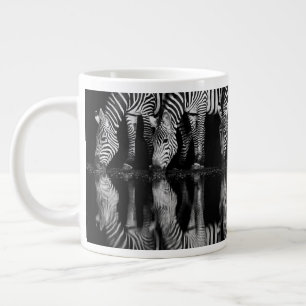 Taza De Café Gigante Grupo de cebras de llanura beben juntas por la noc
