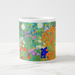 Taza De Café Gigante Gustav Klimt Flower Garden<br><div class="desc">Coffee Mug con el jardín de flores de pintura al óleo de Gustav Klimt (1906). Un bonito jardín de flores moradas,  rojas,  blancas,  azules y naranjas. Un gran regalo para los amantes del arte Art Nouveau y austriaco.</div>