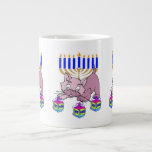 Taza De Café Gigante Hanukkah    KittyCoffee Mug<br><div class="desc">Adorable Happy Hanukkah Kitty hilando sueños divertidos frente a una tradicional menorah judía es perfecto para regalos de Chanukah e ideas de regalo para las vacaciones.</div>