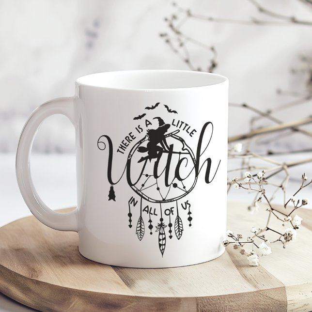 Taza De Café Gigante Hay una pequeña bruja en todos nosotros - Witchy B (There’s a Little Witch in All of Us – Witchy Boho Giant Coffee Mug on a boho wooden kitchen table.)