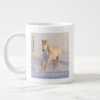 Hermosa Gallopaje de Caballo Blanco en la Nieve