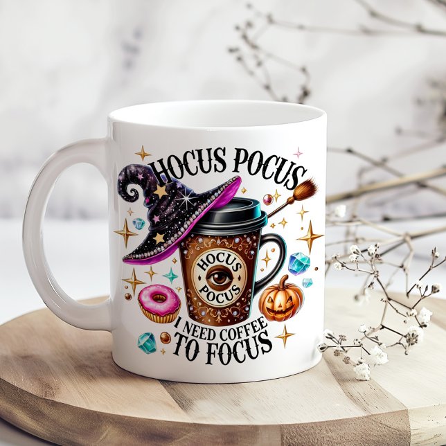 Taza De Café Gigante "Hocus Pocus I Need Coffee" Funny Witchy  ("Hocus Pocus I Need Coffee" Funny Witchy Giant Coffee Mug on a kitchen table with tiny dry flowers)