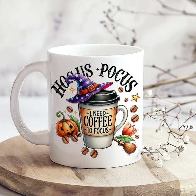 Taza De Café Gigante "Hocus Pocus I Need Coffee to Focus" ("Hocus Pocus I Need Coffee to Focus" Giant Coffee Mug on a boho kitchen table with tiny dry flowers)
