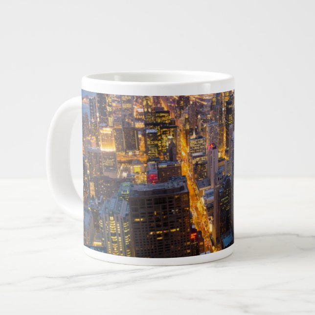Taza De Café Gigante Horizonte céntrico de Chicago en la oscuridad (Izquierda)