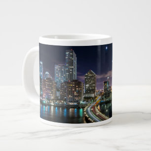 Taza De Café Gigante Horizonte de la ciudad de Miami con el puente en