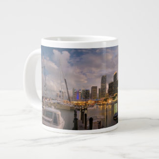 Taza De Café Gigante Horizonte financiero de Miami en la oscuridad