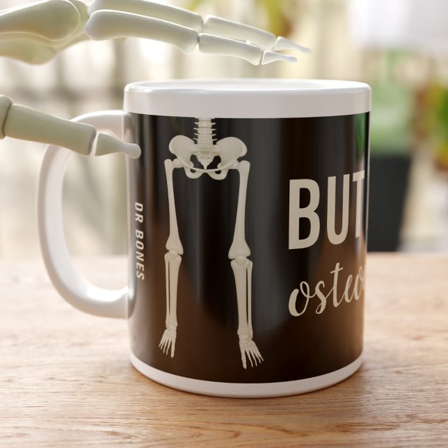 Taza De Café Gigante Huesos De Esqueleto Gracioso Pero Primera Osteogra (I've probably spelled osteography wrong but you can change it. Great gift for bone doctors)