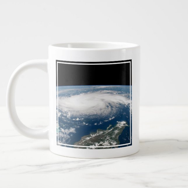 Taza De Café Gigante Huracán Dorian Sobre El Océano Atlántico. (Izquierda)