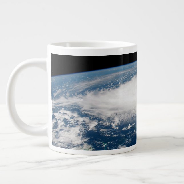 Taza De Café Gigante Huracán Dorian Sobre El Océano Atlántico. (Izquierda)