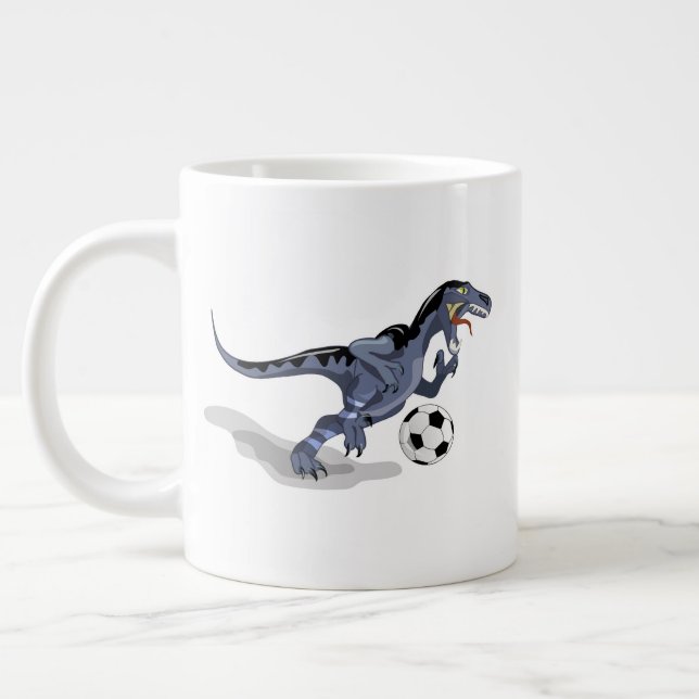Taza De Café Gigante Ilustracion De Un Dinosaurio Raptor Jugando Fútbol (Izquierda)