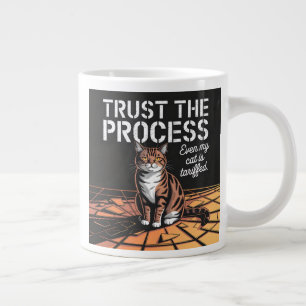 Taza De Café Gigante Incluso mi gato cuestiona tu proceso