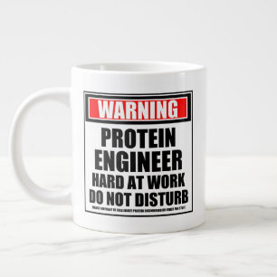 Taza De Café Gigante Ingeniero De Proteínas De Aviso En Trabajo