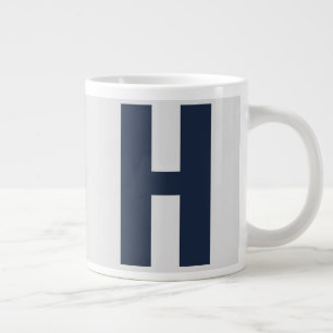 Taza De Café Gigante Inicial de monograma de gran tamaño en gris plata