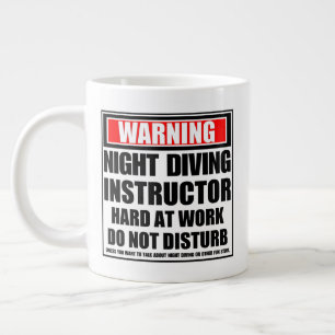 Taza De Café Gigante Instructor De Buceo Nocturno De Advertencia En El