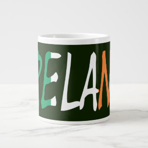 Taza De Café Gigante Irlanda superpuesta en la bandera irlandesa