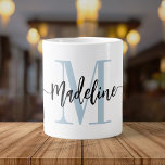 Taza De Café Gigante Jumbo Personalizado de monograma de escritura mode<br><div class="desc">Elegante, moderno y gigante tazón de café con tu nombre y monograma personalizados en un diseño moderno de caligrafía con letras a mano en minimalista azul claro y negro polvoriento, este gran diseño basado en la tipografía hace un gran regalo para compañeros de trabajo, profesores, entrenadores, novias, novias, esposas, hijas...</div>